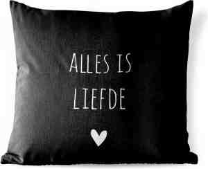 Foto: Buitenkussen weerbestendig nederlandse quote alles is liefde met wit hartje op zwarte achtergrond 50x50 cm