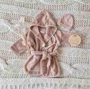 Foto: Gioia giftbox essentials small pinkstone   meisje   babygeschenkset   kraamcadeau   baby cadeau   kraammand   babyshower cadeau