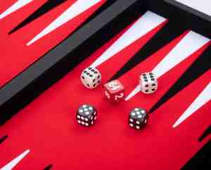 Foto: Backgammon 18inch rood zwart wit ingelegd vilt