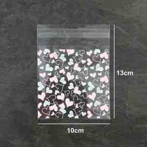 Foto: 100 transparante uitdeelzakjes met hartjes   plastic traktatie zakjes   roze doorzichtig