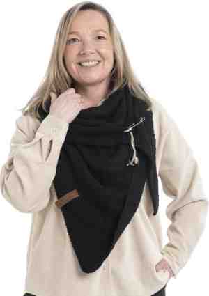 Foto: Knit factory coco gebreide omslagdoek   driehoek sjaal dames   dames sjaal   wintersjaal   stola   wollen sjaal   zwart   190x85 cm   inclusief sierspeld