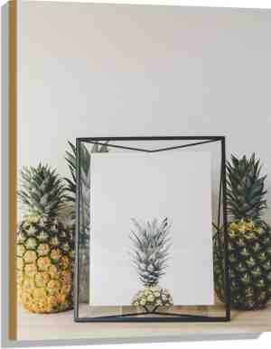 Foto: Hout   lijst met ananas en ananassen ernaast   60x80 cm   9 mm dik   foto op hout met ophangsysteem