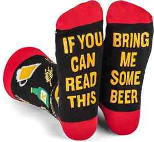 Foto: Grappige sokken   bier   rood met zwart   bring me beer   one size   cadeau mannen   huissokken   vaderdag   verjaardag   geschenk man
