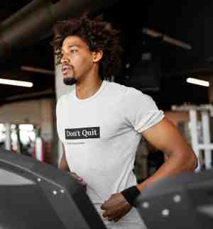 Foto: Shirt don t quit wurban wear grappig shirt fitness unisex tshirt motivatie gewichten yoga sporttas yoga mat wit