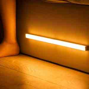 Foto: Nachtlampje   nachtlampje met bewegingssensor   inclusief oplaadkabel   motion lamp   led wandlamp binnen   warm wit   magnetische montage   21cm   warm wit licht