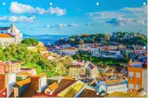 Foto: Uitzicht op de kleurrijke wijk alfama in lissabon foto op tuinposter 150 x 100 cm