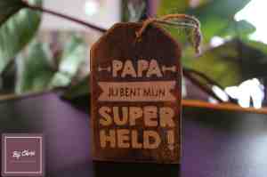 Foto: Hanger label met de tekst papa jij bent mijn superheld afmetingen 9 cm kleur natural
