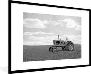 Foto: Fotolijst incl  poster zwart wit  een trekker in een veld   zwart wit   120x80 cm   posterlijst
