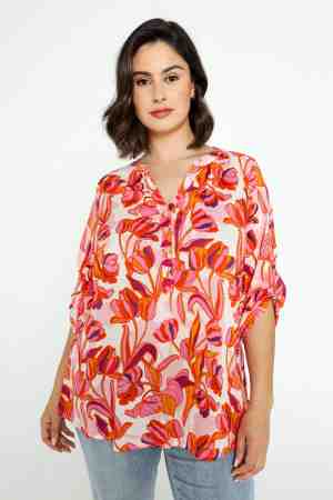 Foto: Paprika blouse iris in viscose met bloemenmotief en pompons