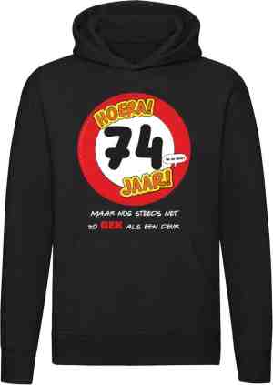 Foto: Hoera 74 jaar maar nog steeds zo gek als een deur hoodie verjaardag jarig feest 74e verjaardag verjaardagstrui grappig unisex trui sweater capuchon