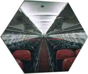 Foto: Wallclassics   dibond hexagon   binnenkant van vliegtuig   80x69 6 cm foto op hexagon met ophangsysteem
