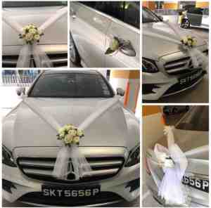Foto: Autodeco nl   sandra luxe trouwauto versiering   autodecoratie bruiloft   bloemen voor op de auto huwelijk   tule linten met bloemstuk   grote strik voor achter de bruidsauto