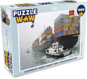 Foto: Puzzel sleepboot vaart naast een containerschip legpuzzel 1000 stukjes volwassenen