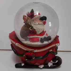 Foto: Wurm   sneeuwbol   kerst   kerstman   arrenslee   stapel cadeaus   8x6 cm   hoogte 9 cm