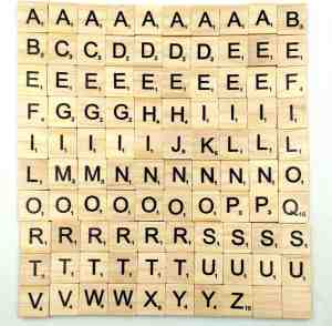 Foto: Houten blokjes met letters bordspel stukken 