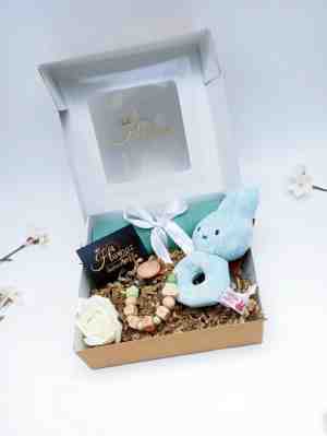 Foto: Kraamcadeau voor jongens en meisjes   nijntje rammelaar   hawsaz nl cadeau   babybox   baby cadeau   babyversorging   hydrofiel doek   babyshower   geboortecadeau   babyspeelgoed   baby kado   babypakket   speenkoord   zeep roosje