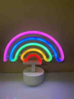 Foto: Led regenboog met neonlicht   meerkleurig neon licht   op batterijen en usb   hoogte 20 x 22 5 x 8 5 cm   tafellamp   nachtlamp   decoratieve verlichting   woonaccessoires