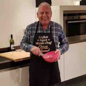 Foto: Keukenschort zwart met grappige tekst bedrukt cadeau vaderdag katoenen barbecueschort keuken bbq schort kookschort kokschort liefste master chef opa mama papa opa oma vrouwen dames mannen heren anders dan tekstbord