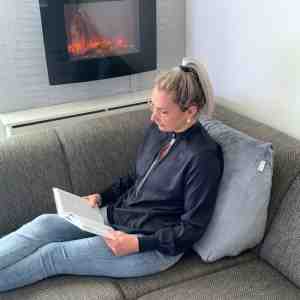 Foto: Q living leeskussen bookseat lekker lui lezen meditatiekussen voor in bed onderrug ondersteuning ontspanningskussen relaxkussen zitkussen fluweel grijs