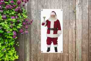 Foto: Tuinposter de iconische kerstman rinkelt aan zijn bel op een witte achtergrond 30 x 60 cm