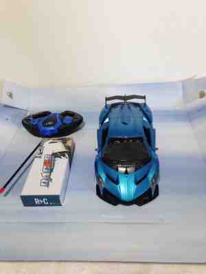 Foto: Radiografische voertuigen rc auto de auto heeft een accu en led koplampen bestuurbare auto prachtige blauwe kleur scale 1 14