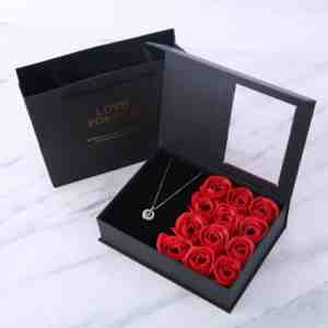 Foto: Rozen met een ketting in doosje zilverkleurige sleutelhanger set hart cadeau voor haar valentijn cadeautje vrouw moederdag cadeau decoratie trouw liefde cadeautip