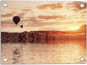 Foto: Tuinposter twee luchtballonnen zwevend boven rotsen tijdens zonsopkomst 40x30 cm foto op tuinposter wanddecoratie voor buiten en binnen 
