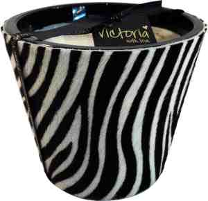 Foto: Victoria with love zebra small luxe kaars met etherische geuren zebra print op echte koehuid 40 branduren