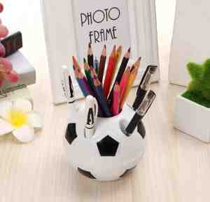 Foto: Unieke voetbal pennenbak pennenhouder kleur zwart wit cadeautip kinderfeestje bureau organizer pennenbakje kinderen kunststof bureau accessoires pennendoos pennenbak kind voetbalfan pennenbak voetbal peholder penhouder voetbal