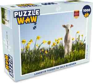 Foto: Puzzel lammetje tussen de gele bloemen   legpuzzel   puzzel 1000 stukjes volwassenen