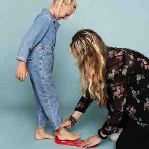 Foto: Schoenmaat baby en kind meten shoesme universeel meetsysteem vanaf maat 16 tm 48