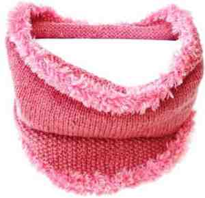 Foto: Roze gebreide tunnelsjaal  handgemaakte roze wollen damessjaal handgebreide roze colsjaal gebreide roze halswarmer pluizige rand bandana