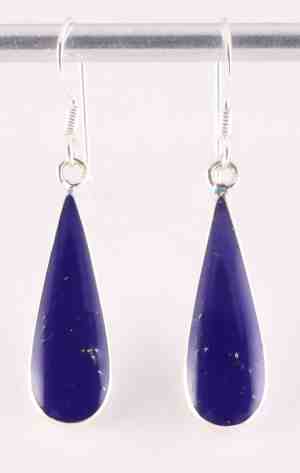 Foto: Druppelvormige zilveren oorbellen met lapis lazuli