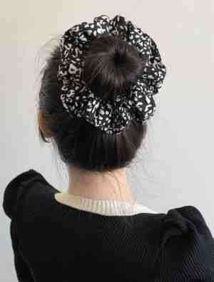 Foto: Nerissa scrunchies haarelastiek haaraccessoire haarwokkel zwart wit