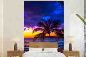 Foto: Behang fotobehang palmboom paars zonsondergang strand zee breedte 170 cm x hoogte 260 cm