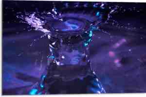 Foto: Dibond klotsend water met paarse gloed 75 x 50 cm foto op aluminium wanddecoratie van metaal