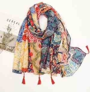 Foto: Emilie scarves sjaal bloemenprint franjes bohemian ibiza print