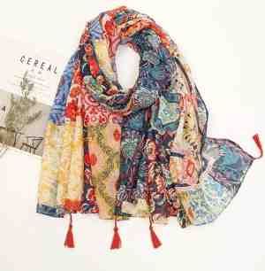 Foto: Emilie scarves   sjaal   bloemenprint   franjes   bohemian ibiza print