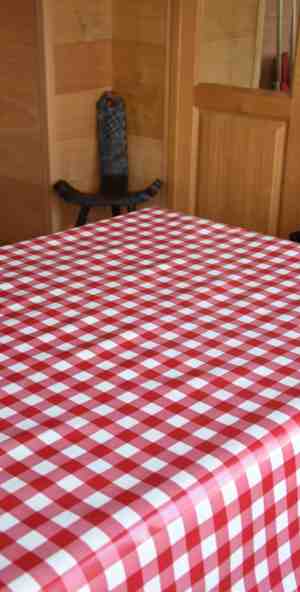 Foto: Zomerse tafellakens tafelzeil tafelkleed duurzaam gemakkelijk in onderhoud opgerold op dunne rol geen plooien carreau karo geruit rood 150cm x 220cm