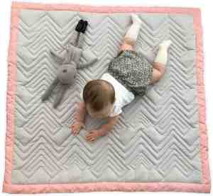 Foto: Mama designs speelmat babykleed grijs roze 100cmx100cm met opbergzak