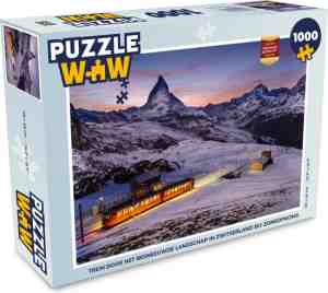 Foto: Puzzel trein door het besneeuwde landschap in zwitserland bij zonsopkomst legpuzzel 1000 stukjes volwassenen