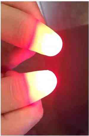Foto: Magische duim   lichtgevende goochel   goocheltruc   magic trick  mindfuck   goocheldoos   led duimen   vingerlichtjes   magic finger
