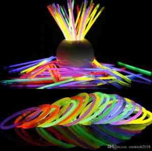 Foto: Xl glow in the dark sticks 100 premium breekstaafjes breeklichtjes 100 stuks glowsticks carnaval feest 100 connectors knicklichtjes