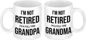 Foto: Not retired but fulltime grandma en grandpa mok   pensioen cadeautje cadeau beker set voor opa en oma