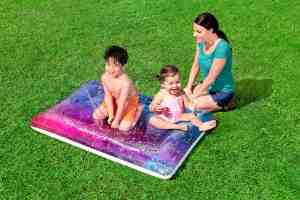 Foto: Bestway waterspeelmat galaxy kleuren watermat 130 x 90 cm binnen en buiten sproeisysteem voor baby kind