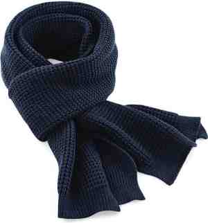 Foto: Blauwe met dikke wafelsteek gebreide sjaal van het merk beechfield